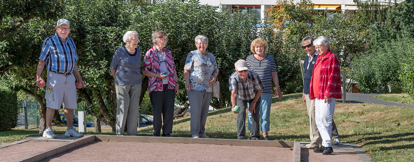 Seniorinnen und Senioren bei einer gemeinsamen Aktivität im Park